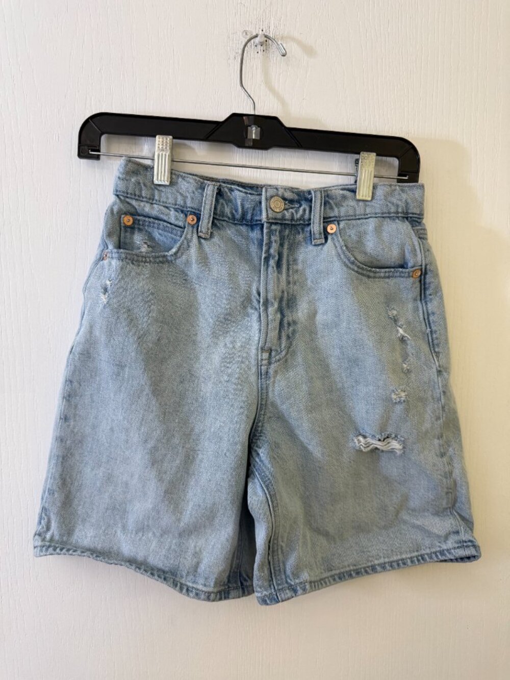 💖 2/40 Gap Denim Light Wash Distressed Mom Shorts Size 25